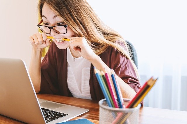 Etudiante travaillant sur ordinateur portable