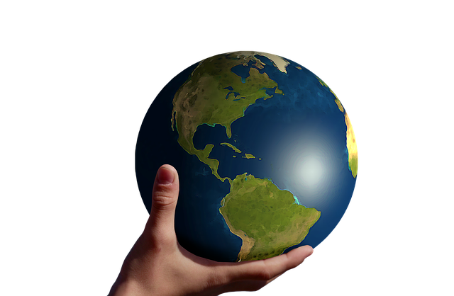 main tenant une mappemonde