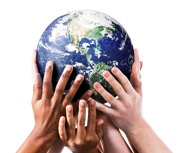 Mains soutenant la planète Terre