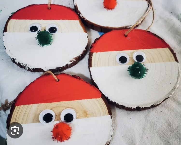 tete de pere noel en rondin de bois