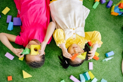 Enfants couchés sur le dos