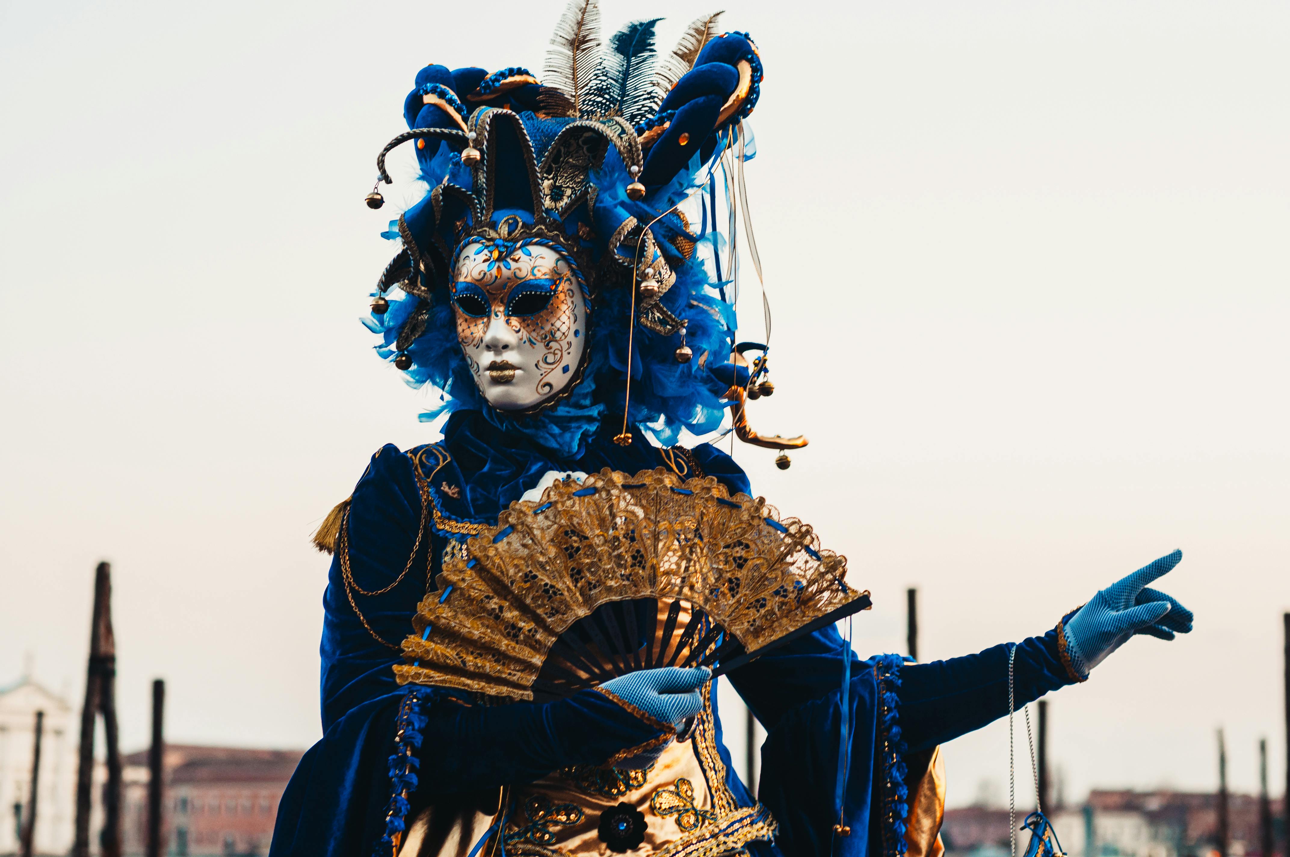 personnne en costume vénitien
